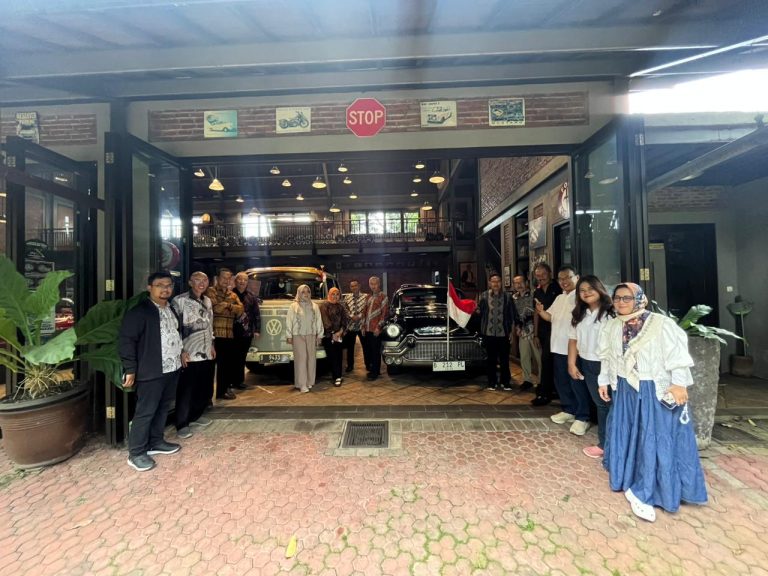 Silaturahmi Idulfitri, Rektor UPI dan MWA Kunjungi Kediaman Nanan Soekarna
